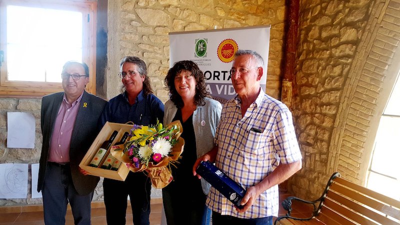 Nuestra cooperativa acoge la descubierta oficial de la placa de los logos que identifican las cooperativas certificadas con D.O.P. Les Garrigues.